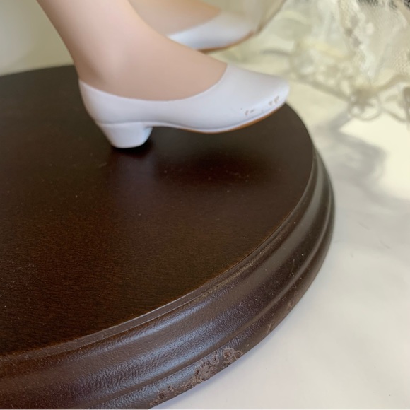 Danbury Mint Porcelain Bride Doll with Stand Gloria Vanderbilt - Picture 11 of 16